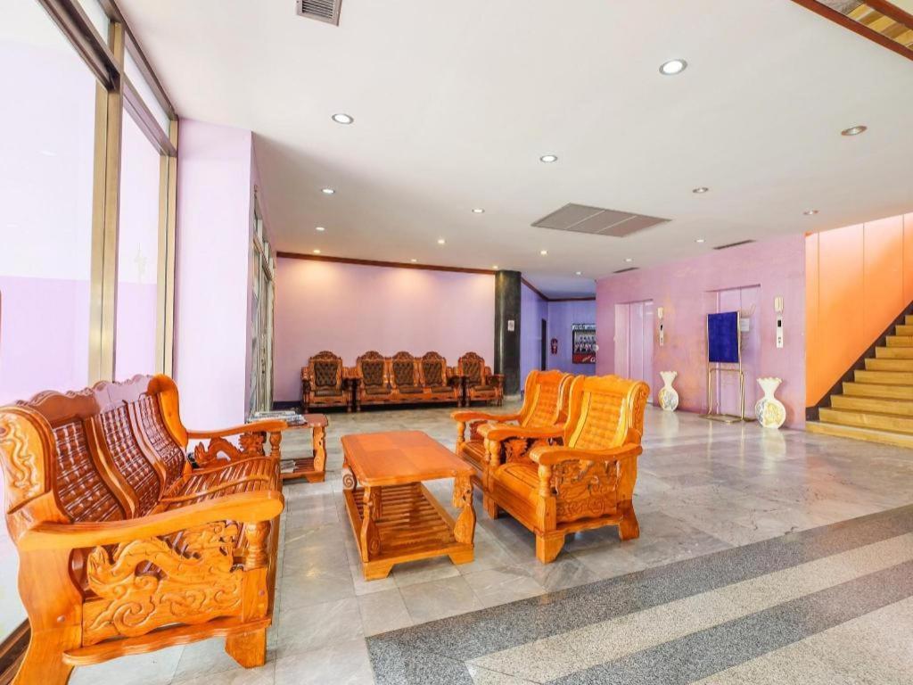 Oyo 565 Trang Hotel Extérieur photo